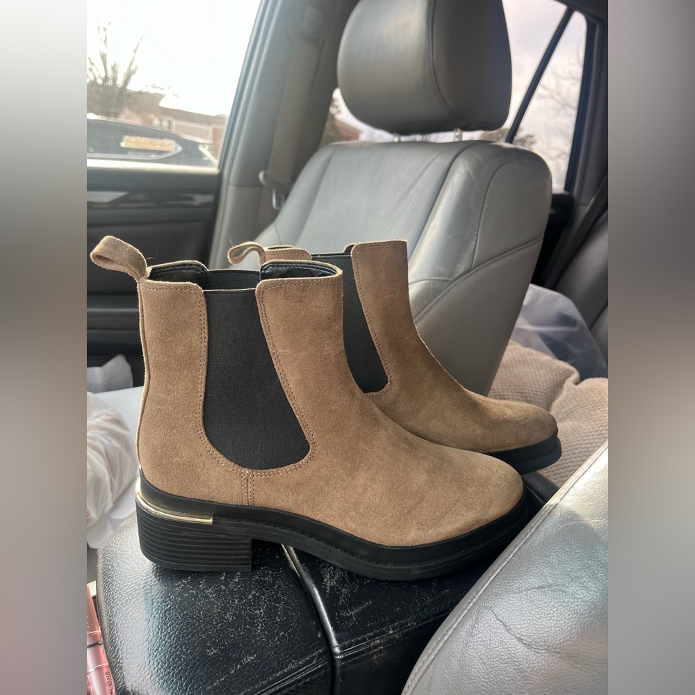 Never Worn Levon Chelsea Boot Size 7.5 Dark Taupe